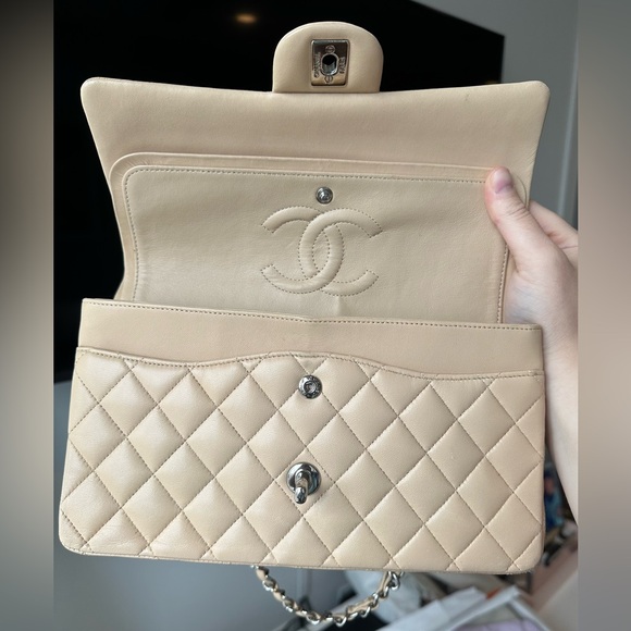 CHANEL Medium double flap lambskin beige with silver hardware - Picture 4 of 9